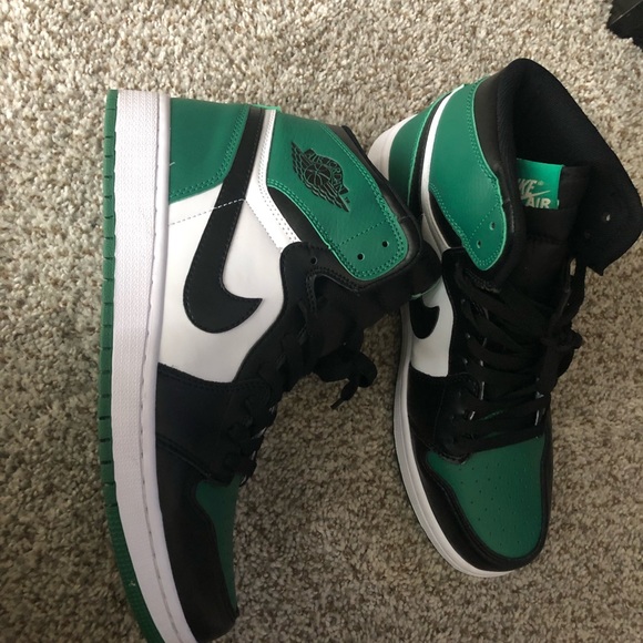 Only worn once (no box ) all my shoes in containers still has it value - Picture 5 of 6